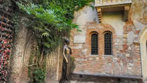 Italy thu phí tham quan điểm du lịch huyền thoại
