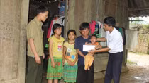 Nâng đỡ những mảnh đời cơ cực trong vùng lũ