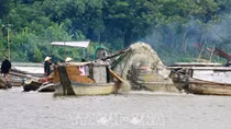 Phát hiện 6 đối tượng hút trộm cát sông Bồ