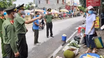 Công an Hải Dương tham gia khoanh vùng dập dịch