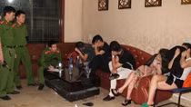 Kiểm tra khách “bay lắc” tại quán karaoke, phát hiện kẻ mạo danh CSGT
