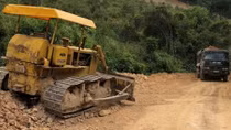Lợi dụng thi công đường để khai thác đất san lấp mặt bằng