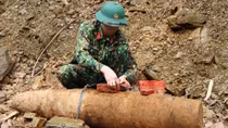 Đào móng nhà “ra” quả bom còn nguyên kíp nổ