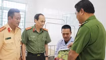 Thăm hỏi hai cán bộ CSGT bị thương khi bắt giữ tội phạm ma túy