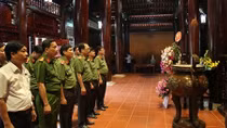 Thứ trưởng Nguyễn Văn Thành dâng hương tại khu di tích Kim Liên