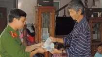 Bỏ quên 50 triệu đồng trong quần áo quyên góp lũ lụt miền Trung
