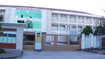 Nam nhân viên y tế tự tháo lìa chân trái