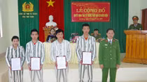 Công bố quyết định tha tù trước thời hạn