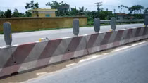 Nguy cơ tai nạn giao thông tại quốc lộ 2 do không có bảng chống chói