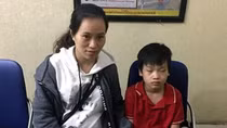 CSGT giúp đỡ bé trai đi lạc về với gia đình
