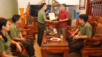 Công an tỉnh Yên Bái thăm, tặng quà nhân Kỷ niệm 75 năm ngày thành lập lực lượng ANND