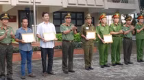 Khen thưởng ông chủ rẫy mỳ và người lái máy cày