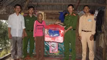 Gần dân để được dân tin yêu