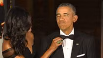 Ông Obama mặc duy nhất 1 bộ lễ phục trong 2 nhiệm kỳ