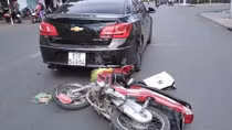 Xe máy tông xe ô tô con, nhiều người đi đường hoảng vía