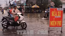 Sửa xe miễn phí cho người dân qua khu vực bị ngập nước