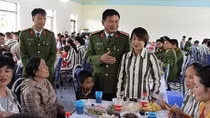 Phạm nhân được ăn cơm cùng thân nhân tại trại giam