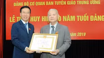 Trao tặng Huy hiệu 60 năm tuổi Đảng cho đồng chí Lê Xuân Tùng