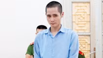 Va chạm giao thông, dùng kéo đâm cả một gia đình