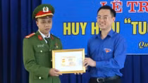 Trao tặng huy hiệu "Tuổi trẻ dũng cảm" cho Trung úy bắt tội phạm ma túy