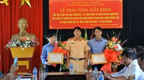 Khen thưởng nhân viên gác chắn nhanh trí dừng tàu tránh tai nạn