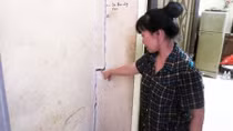 Cụ bà gần 100 tuổi nơm nớp sống trong ngôi nhà bị lún, rạn nứt