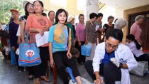 Vinamilk trao tặng 1.000 phần quà cho người cao tuổi