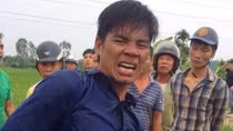 Người dân dũng cảm bắt tên trộm thủ dao bầu chém người truy đuổi
