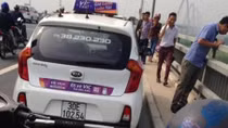 Tin thêm về vụ lái xe taxi tử vong dưới chân cầu Nhật Tân 