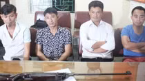 4 người đàn ông ngang nhiên vác súng đi săn trái phép