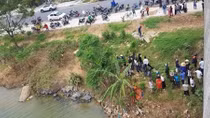 Dừng xe máy bên đường, người phụ nữ bất ngờ gieo mình xuống sông sâu