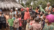  Vụ giải cứu cô bé 7 tuổi ở Papua New Guinea