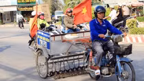 Tặng bằng khen cho người đàn ông rà hút đinh trên các tuyến đường