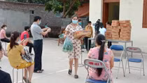 Tìm giải pháp hỗ trợ công nhân gặp khó khăn do dịch COVID-19