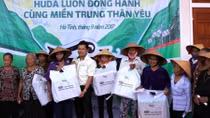 Mang yêu thương sưởi ấm bà con vùng bão lũ