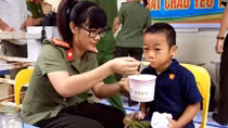 Hơn 1000 bệnh nhân nghèo được nhận những bát cháo yêu thương