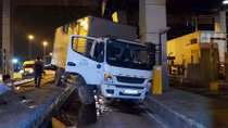 Liên tiếp 2 vụ xe tải "đại náo" trên cao tốc TP HCM - Trung Lương