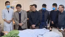 Thăm hỏi nạn nhân vụ rơi thang tời ở Nghệ An