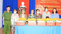 Công an tỉnh Đồng Nai trao tặng quà Tết cho người nghèo