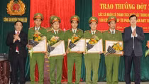 Hà Nam trao thưởng đột xuất cho các cá nhân có thành tích xuất sắc