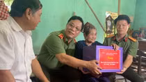Công an tỉnh Thanh Hóa thăm, tặng quà gia đình chính sách