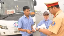 CSGT xử phạt nghiêm các trường hợp xe khách chở quá người quy định