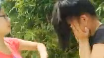 Nữ sinh live stream cảnh đánh bạn trên facebook