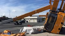 Xe cẩu lật nhào khi nâng 2 bó thép