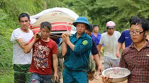Trèo đèo, lội suối đưa thi thể Phó Bí thư xã bị lũ cuốn về an táng