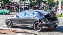 Siêu xe Bentley hơn 10 tỷ gặp nạn khi dừng đèn đỏ