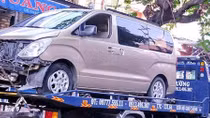 Đâm vào nhà dân, lái xe lùi ô tô bỏ chạy