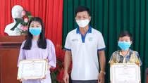 Hai chị em học sinh ở Phú Quốc đập heo đất ủng hộ quỹ phòng chống COVID-19