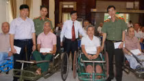 Thăm hỏi, tặng quà thương - bệnh binh, người có công với đất nước