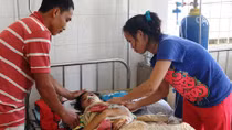 Đôi vợ chồng nghèo bất lực nhìn con mắc bệnh hiểm nghèo